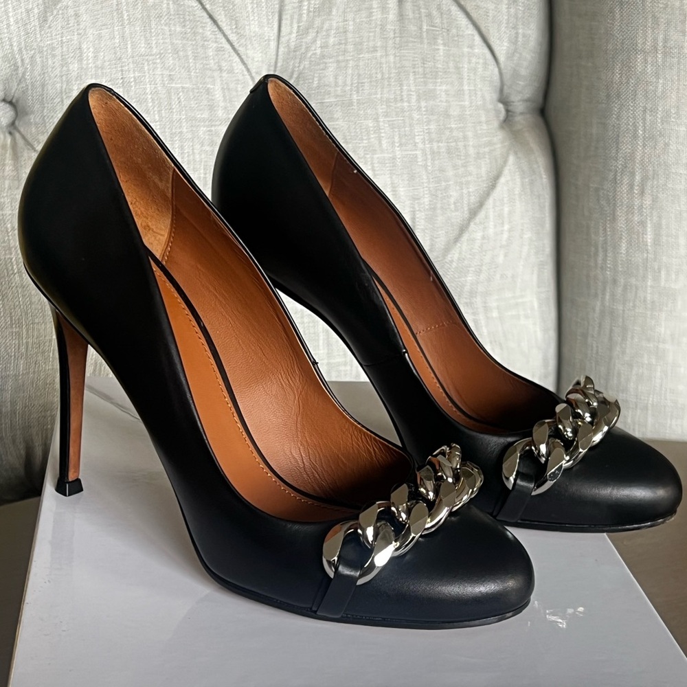 Givenchy Paris Black Leather Pumps with Silver Chain 38